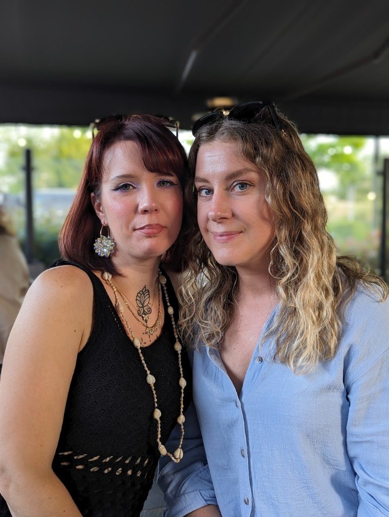 Julie-anne et Sonia, responsables séminaires du Nomade Lodge